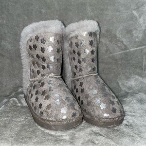 Olivia Miller Girls Gray Silver Flower Slipper Boots Size 12 Cozy Winter